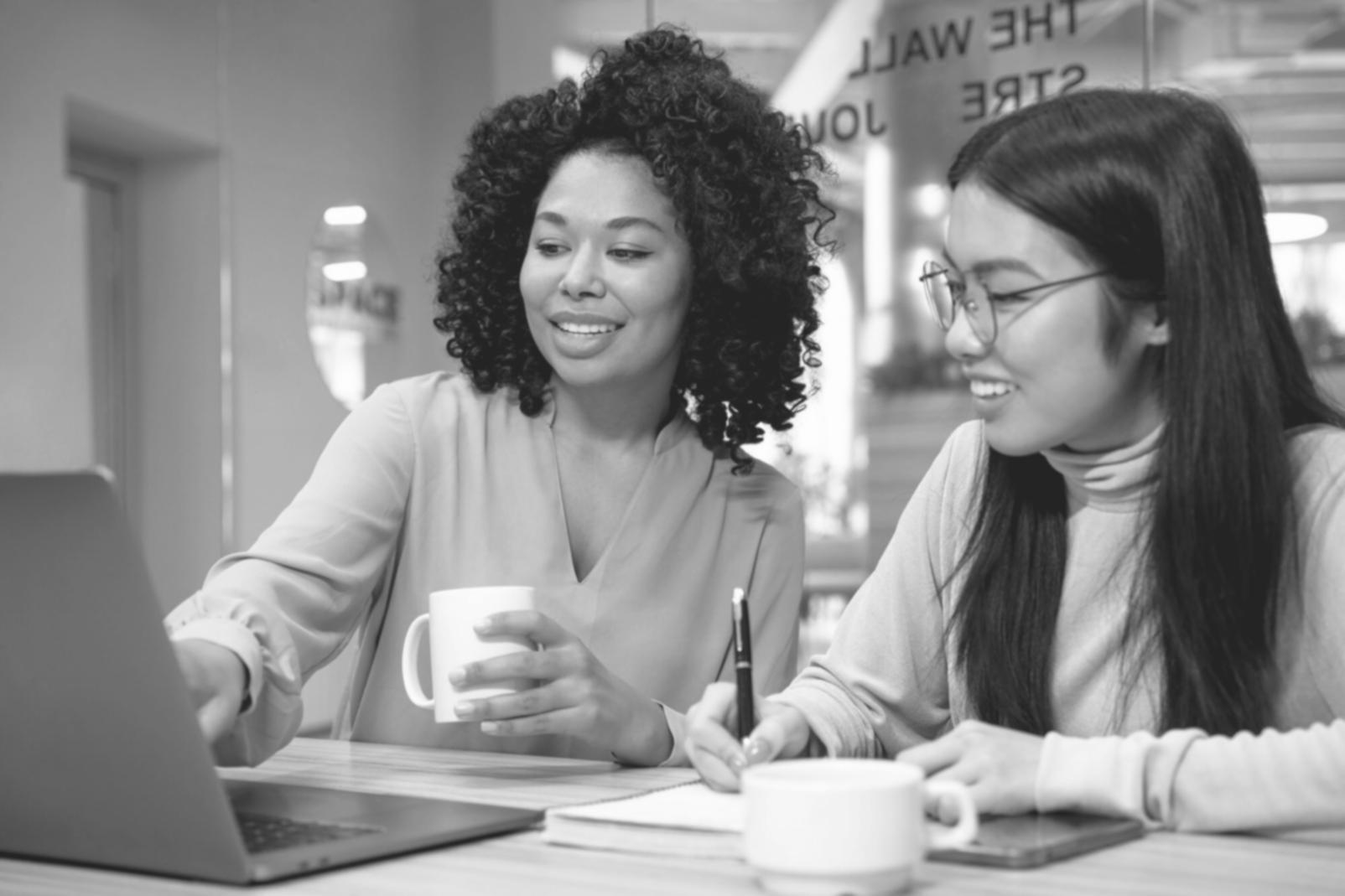 Session de formation dyveronaqis montrant l'analyse de documents financiers