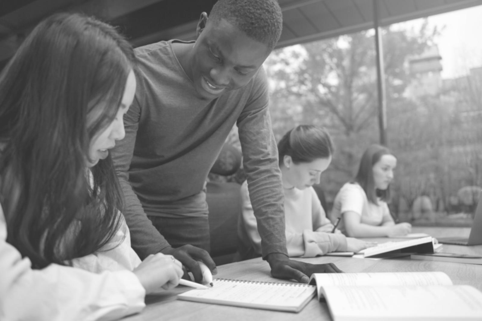 Session de formation en analyse financière avec documents et graphiques