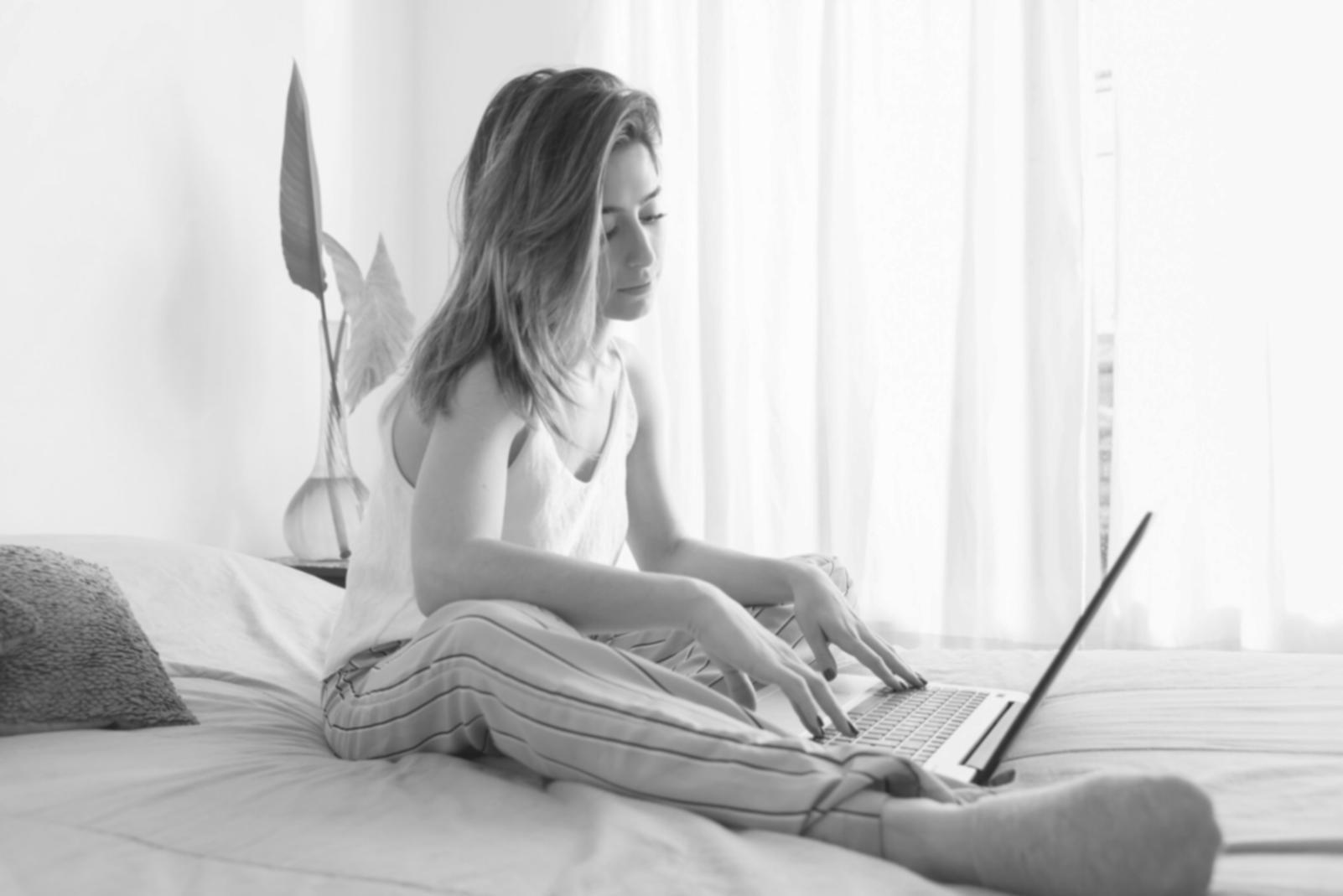 Séance de formation en analyse financière avec participants travaillant en groupe